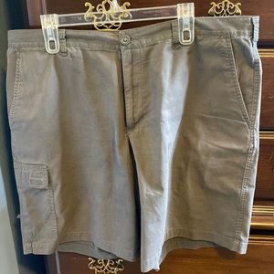 NWOT Columbia gray shorts 1 cargo pocket 42